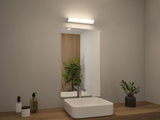 Modernes Badezimmer mit weißem Keramikwaschbecken, Holzarbeitsplatte und LED-Wandleuchte über Spiegel