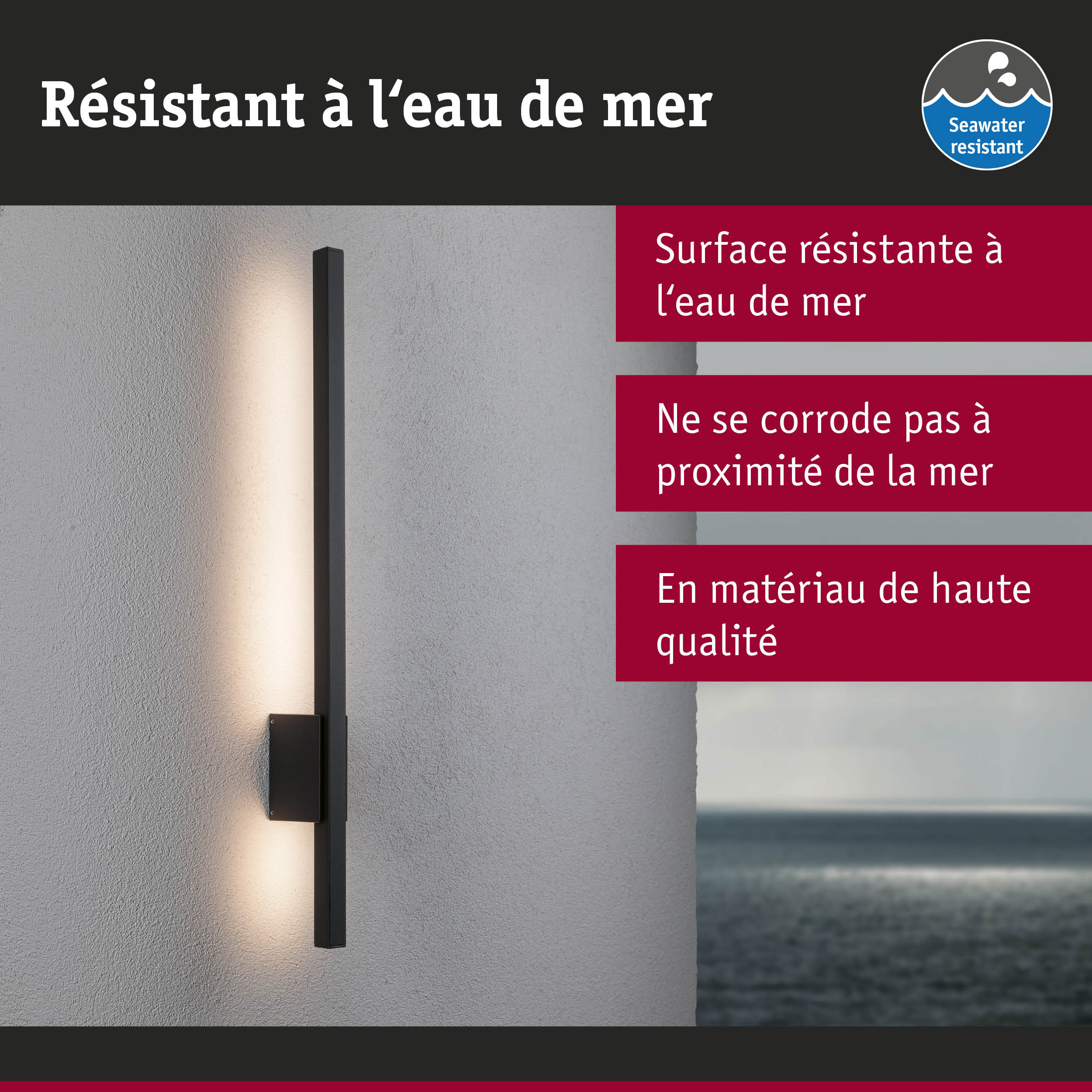 Applique murale LED noire avec surface résistante à l'eau de mer sur mur gris face à la mer