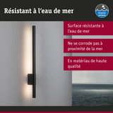 Applique murale LED noire avec surface résistante à l'eau de mer sur mur gris face à la mer