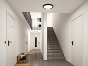 Rundes LED-Deckenlicht in Schwarz-Weiß in modernem Treppenhaus mit Betonboden und weißen Türen
