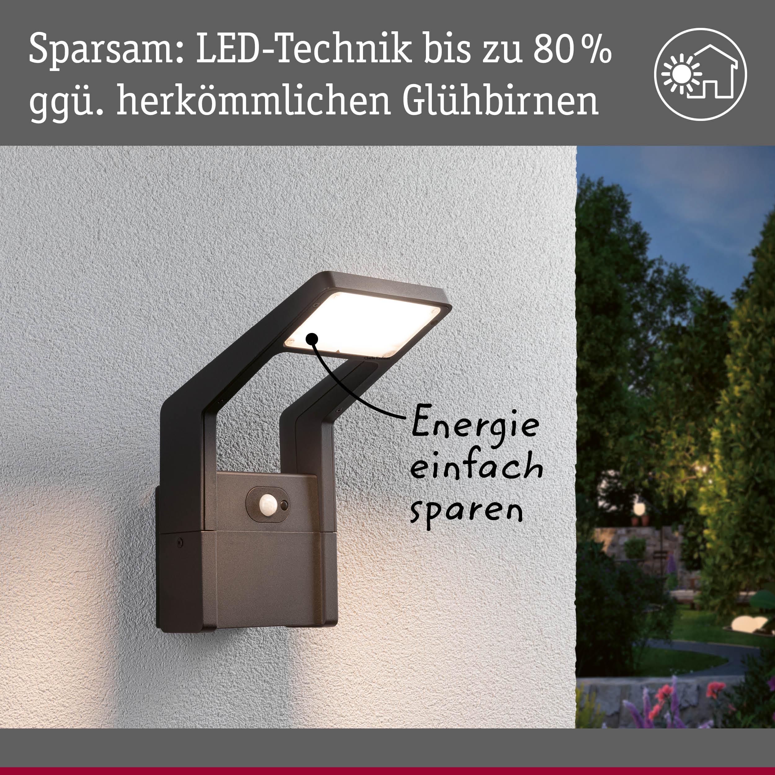 Moderne schwarze LED-Außenwandleuchte mit Bewegungsmelder an weißer Wand, energiesparende Beleuchtung