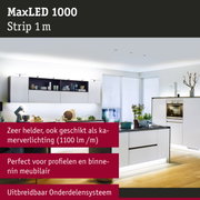Moderne witte keuken met LED-stripverlichting onder kasten en plafondspots voor helder licht