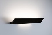 Schwarzer Aluminium-Wandleuchter mit indirektem warmweißem LED-Licht für modernes Ambiente