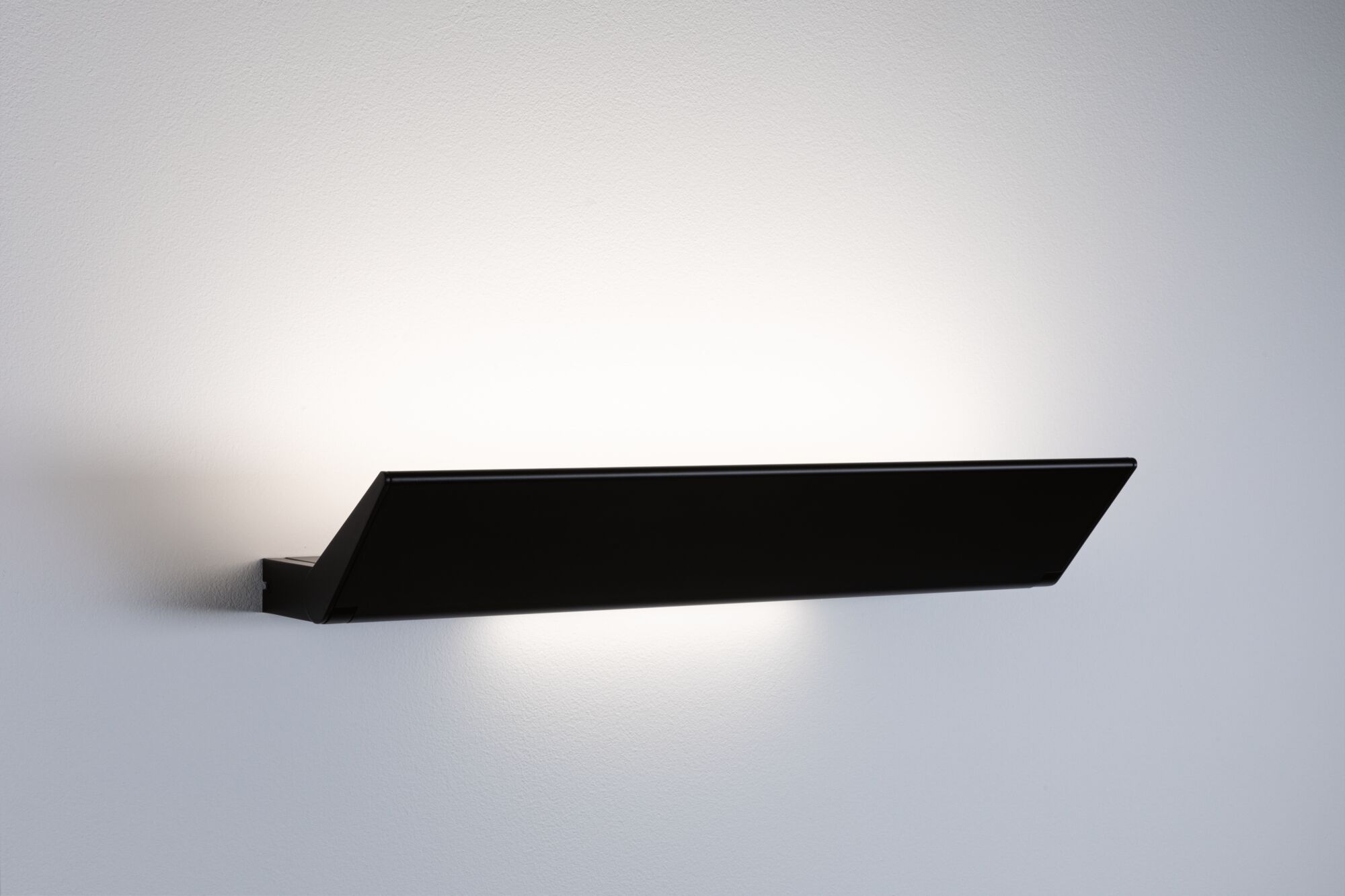 Schwarzer Aluminium-Wandleuchter mit indirektem warmweißem LED-Licht für modernes Ambiente