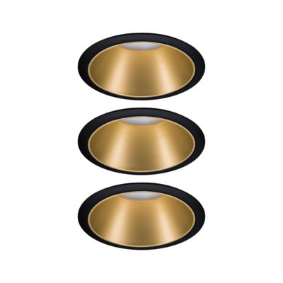 Drei runde Einbaustrahler mit schwarzem Rand und goldfarbenem Reflektor für moderne LED-Beleuchtung