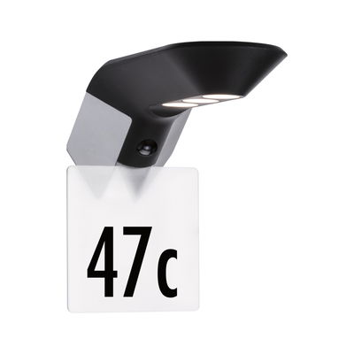 Zwarte LED-huisnummerlamp van kunststof met bewegingssensor en wit licht voor buiten.