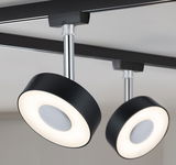 Plafonnier LED noir moderne avec design rond et tige chromée pour espaces de vie.