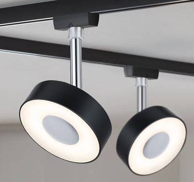 Plafonnier LED noir moderne avec design rond et tige chromée pour espaces de vie.
