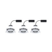 Drie witte LED-inbouwspots met zilverkleurige metalen rand en zwarte kabel voor moderne verlichting