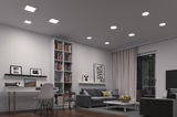 Moderne woonkamer met witte LED-plafondlampen, grijze bank, houten vloer, stijlvolle sfeerverlichting