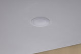 Plafonnier LED rond blanc en plastique, design minimaliste pour intérieurs modernes.