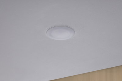 Rund hvid LED-loftslampe i plastik, minimalistisk design til moderne indretning.