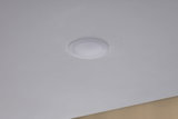 Runde weiße LED-Deckenleuchte aus Kunststoff, minimalistisches Design für moderne Innenräume.