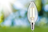 LED-lyspære i stearinlysform med klart glas og E14-fatning til energibesparende belysning