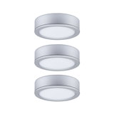 Trois plafonniers LED ronds en aluminium argenté avec diffuseur blanc pour éclairage moderne