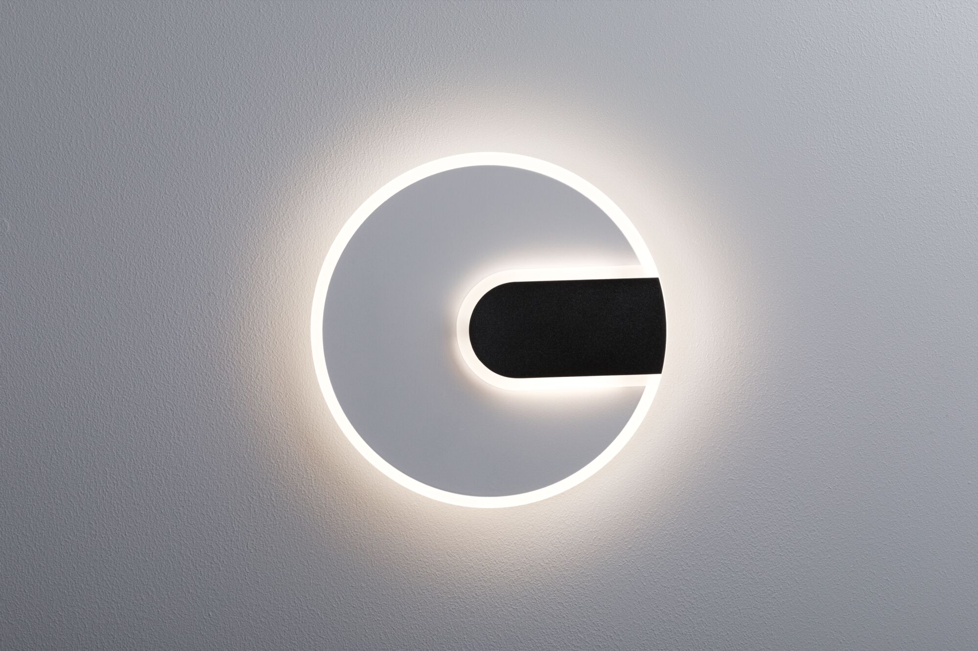 Runde LED-Wandleuchte in Weiß und Schwarz mit indirektem Licht für modernes Wohnambiente