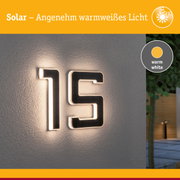 Solarhausnummer mit warmweißem Licht an grauer Wand für Außenbeleuchtung und Hausnummernbeleuchtung