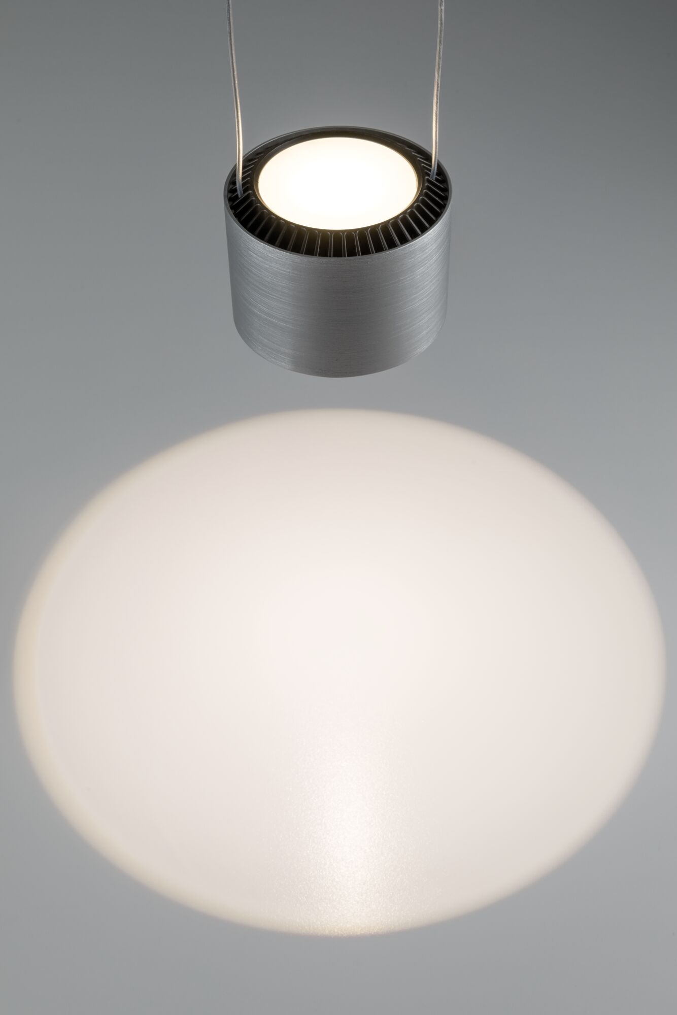 Suspension LED ronde en aluminium brossé avec lumière blanc chaud et design moderne
