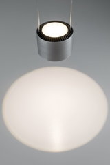 Suspension LED ronde en aluminium brossé avec lumière blanc chaud et design moderne