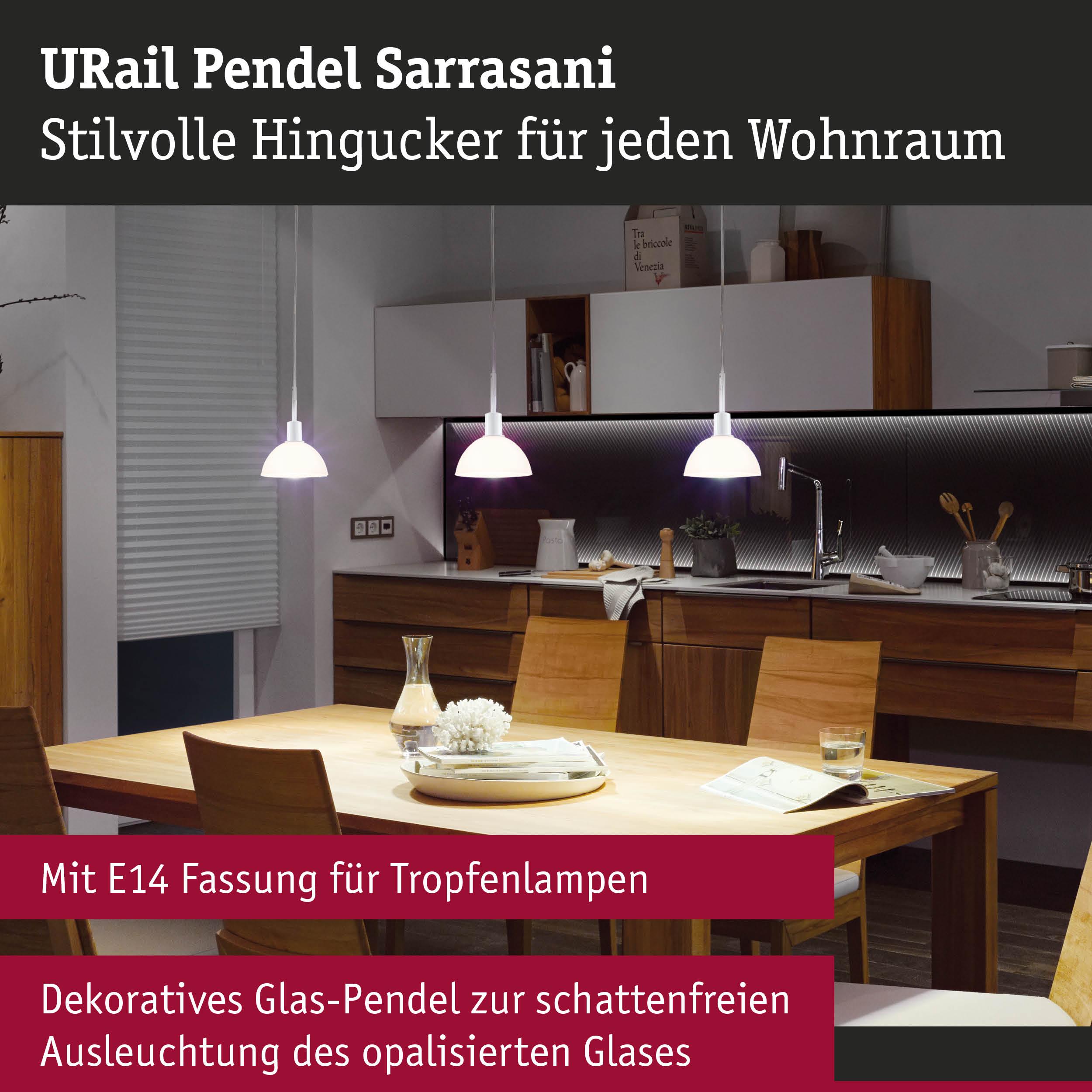 Drei weiße Glas-Pendelleuchten mit E14 Fassung über Holztisch in moderner Küche beleuchten Essbereich.