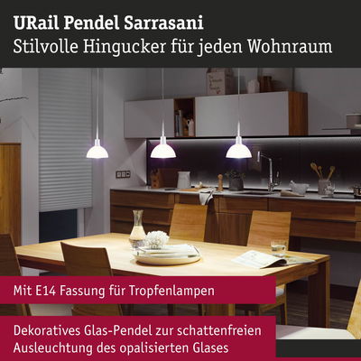 Drei weiße Glas-Pendelleuchten mit E14 Fassung über Holztisch in moderner Küche beleuchten Essbereich.