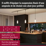 Cuisine moderne avec trois suspensions en verre blanc sur câbles noirs au-dessus d'un îlot en bois