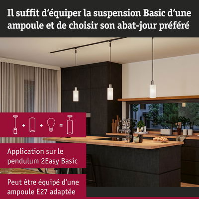 Cuisine moderne avec trois suspensions en verre blanc sur câbles noirs au-dessus d'un îlot en bois