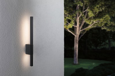 Sort aluminium væglampe med varmt hvidt LED-lys til moderne udendørs belysning i haven.