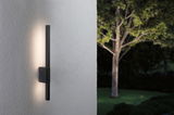 Schwarze Aluminium-Wandleuchte mit warmweißem LED-Licht für moderne Außenbeleuchtung im Garten.