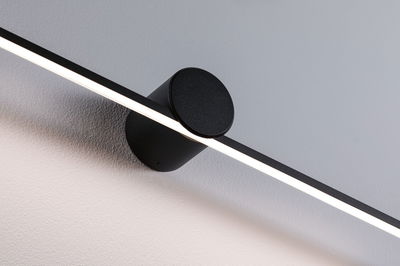 Schwarze LED-Wandleuchte aus Metall mit langem, schmalem Leuchtstab für moderne Innenbeleuchtung