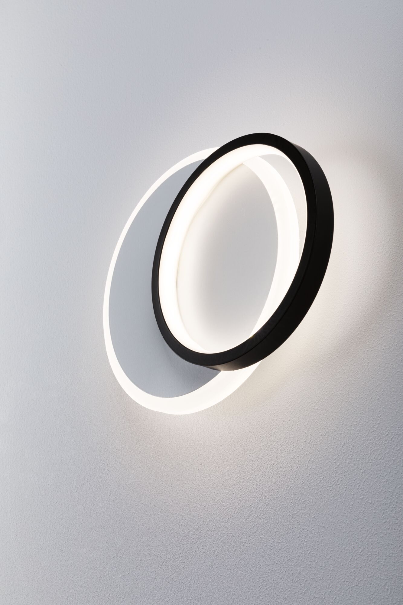 Moderner schwarzer LED-Wandleuchter mit rundem Design und warmweißem Licht für stilvolle Raumbeleuchtung