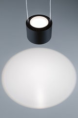 Schwarze runde LED-Pendelleuchte aus Metall mit hellem Lichtkegel für moderne Innenräume