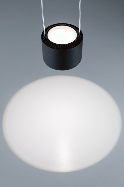 Schwarze runde LED-Pendelleuchte aus Metall mit hellem Lichtkegel für moderne Innenräume