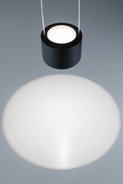Schwarze runde LED-Pendelleuchte aus Metall mit hellem Lichtkegel für moderne Innenräume