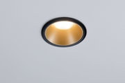 Runde Einbauleuchte mit schwarzem Rahmen und goldfarbenem Reflektor für moderne LED-Beleuchtung