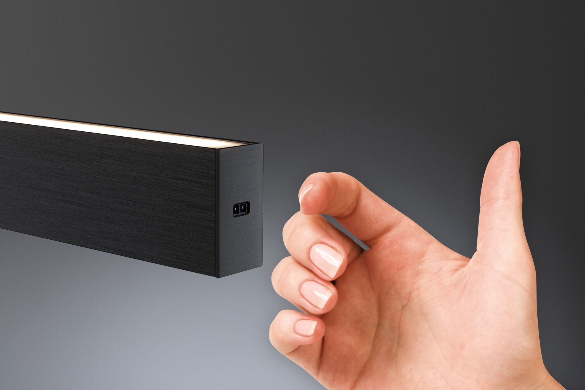 Schwarze LED-Wandleuchte aus Metall mit warmweißem Licht und kompakter Bauform für moderne Innenräume