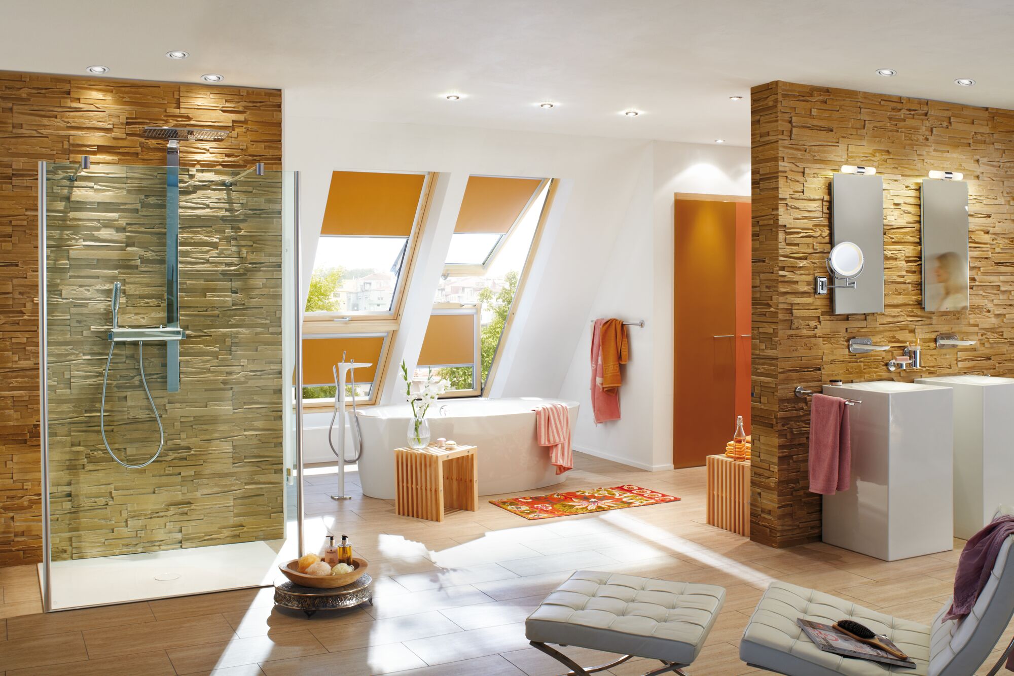 Modernes Badezimmer mit Holzfliesen, freistehender Badewanne und eingelassenen LED-Downlights für warme Beleuchtung