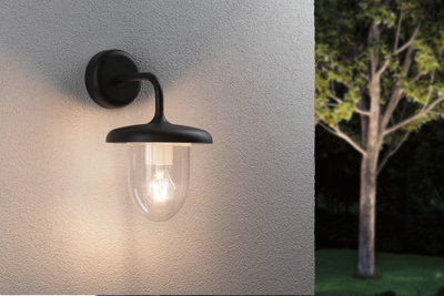 Sort udendørs væglampe i metal med klart glas og varmt hvidt lys til havebelysning