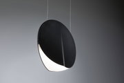 Schwarze runde LED-Pendelleuchte mit weißem Diffusor aus Kunststoff für modernes Wohnambiente