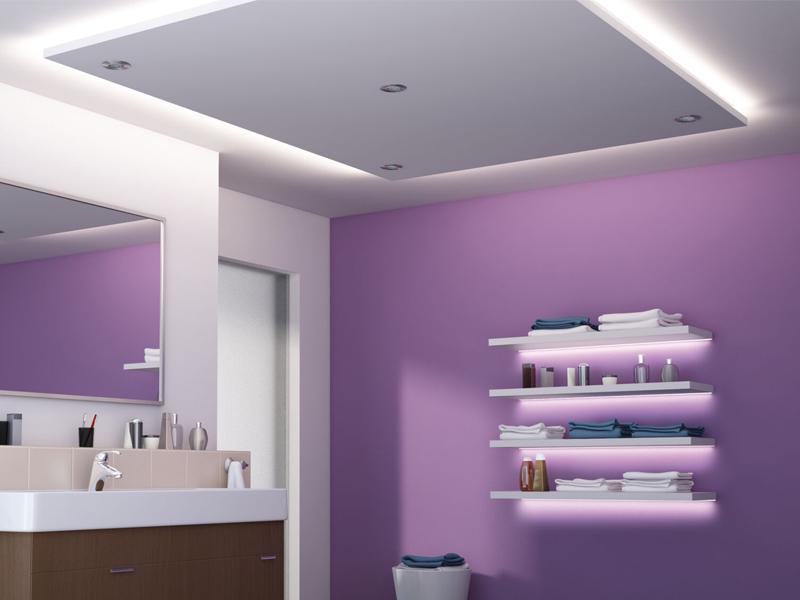 Moderne badkamer met paarse muur, witte planken en geïntegreerde LED-verlichting voor sfeerverlichting.