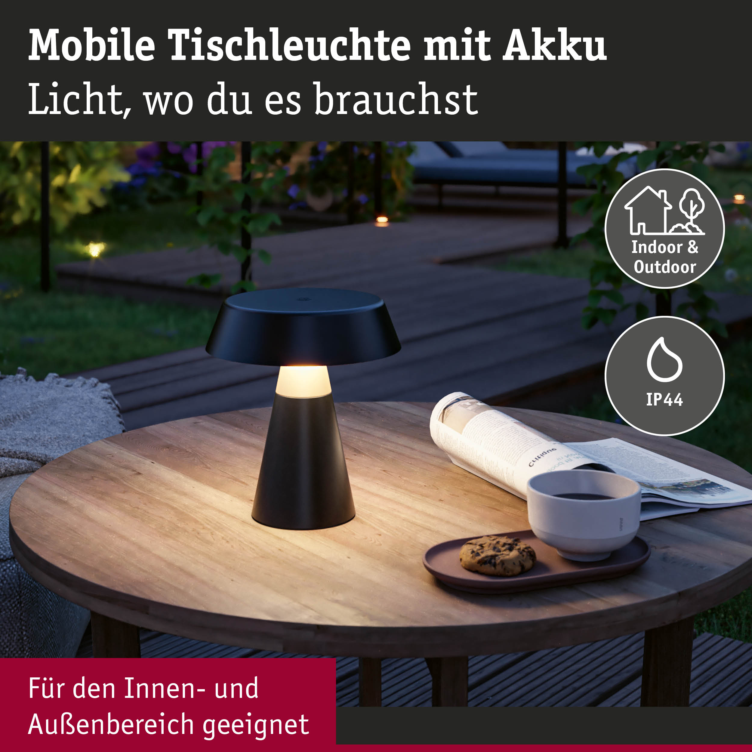 Mobile schwarze Tischleuchte mit Akku auf Holztisch im Garten, geeignet für Innen- und Außenbereich