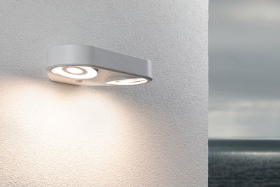 Moderner grauer LED-Wandleuchter mit zwei Lichtquellen an strukturierter Wand für Außenbeleuchtung