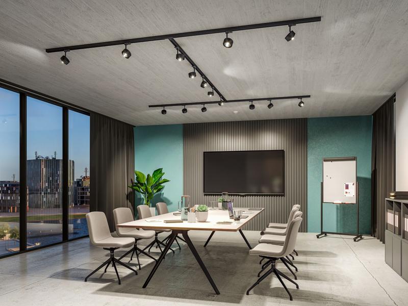 Moderner Konferenzraum mit schwarzer Schienenspots-Deckenbeleuchtung und großem Tisch mit grauen Stühlen.