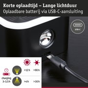 Close-up van zwart apparaat met USB-C oplaadpoort en infographic over oplaadtijd en lichtduur