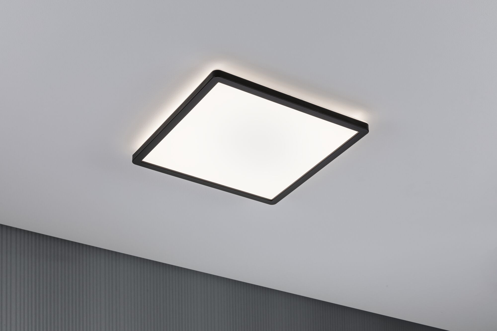 Modernes quadratisches Deckenlicht mit schwarzem Rahmen und weißem Diffusor für Wohnraumbeleuchtung