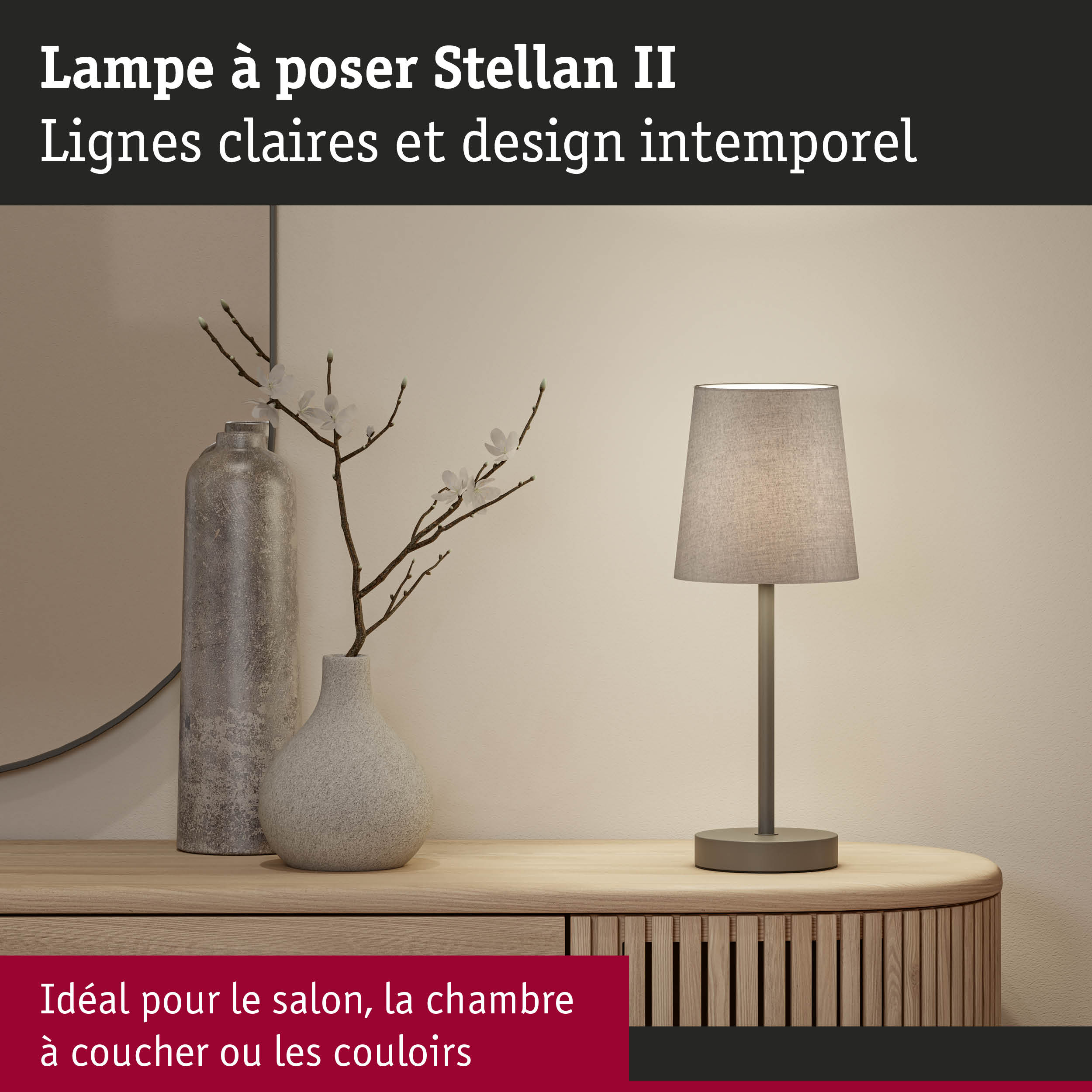 Lampe à poser Stellan II avec abat-jour en tissu gris et base en métal sur meuble en bois