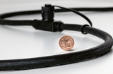 Câble noir avec connecteur et pièce de 1 centime pour comparaison de taille sur fond blanc