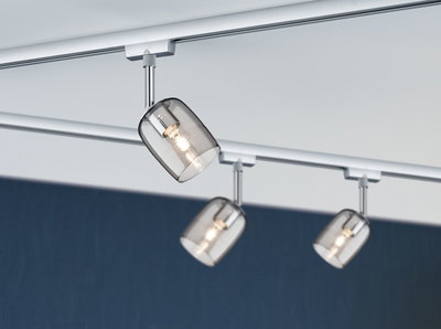 Trois spots sur rail modernes avec abat-jours en verre fumé et métal chromé pour éclairage intérieur