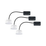 Tre hvide LED-indbygningslamper med sort kabel og kontakt til moderne indendørs belysning