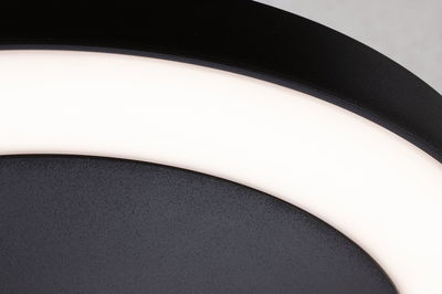 Gros plan d'un plafonnier LED noir avec anneau lumineux blanc pour éclairage intérieur moderne